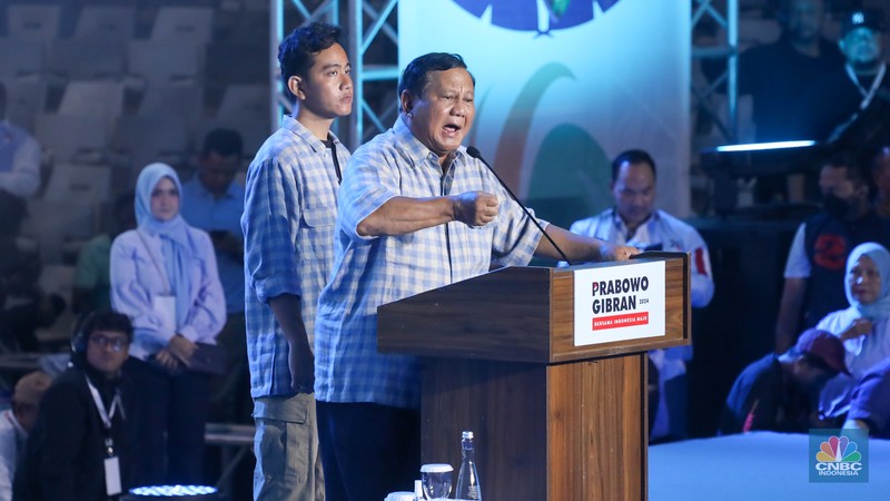 Prabowo Subianto dan Gibran Rakabuming Raka saat memberikan pidatonya di Istora Senayan, Rabu (14/2/2024). (CNBC Indonesia/Faisal Rahman) Prabowo Subianto dan Gibran Rakabuming Raka saat memberikan pidatonya di Istora Senayan, Rabu (14/2/2024). (CNBC Indonesia/Faisal Rahman)