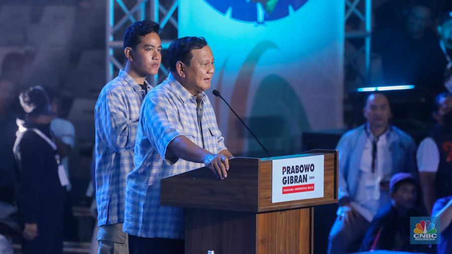 Prabowo Subianto dan Gibran Rakabuming Raka saat memberikan pidatonya di Istora Senayan, Rabu (14/2/2024). (վ/Faisal Rahman)