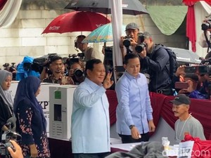 Prabowo Nyoblos di TPS 033 Bojong Koneng, Pamer 2 Jari Dicelup Tinta