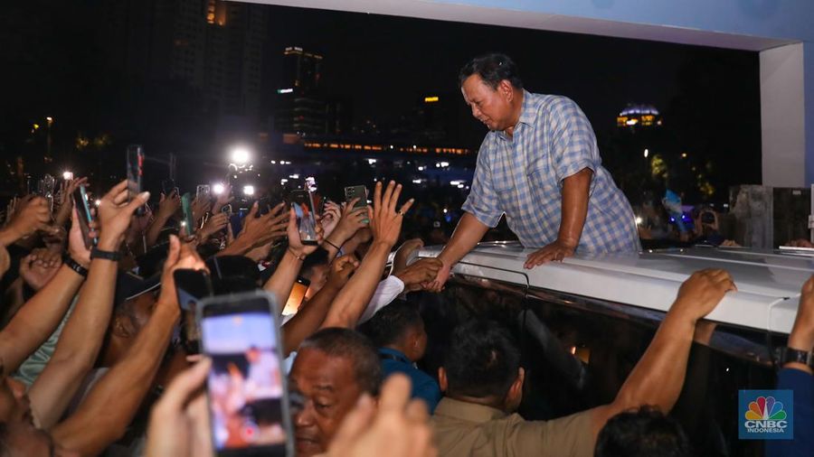 Prabowo Subianto melambaikan tangan ke pendukung saat keluar dari Istora Senayan, Rabu (14/2/2024). Prabowo Subianto melambaikan tangan ke pendukung saat keluar dari Istora Senayan, Rabu (14/2/2024). (CNBC Indonesia/Faisal Rahman)