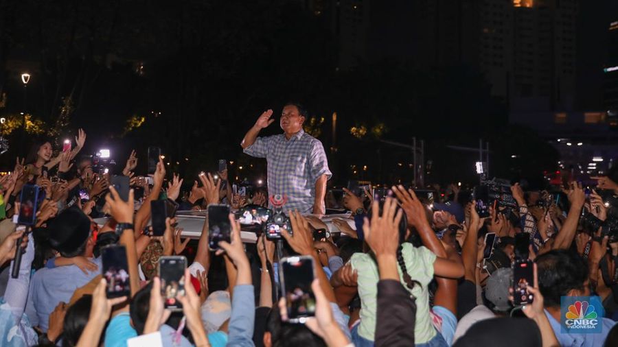 Prabowo Subianto melambaikan tangan ke pendukung saat keluar dari Istora Senayan, Rabu (14/2/2024). Prabowo Subianto melambaikan tangan ke pendukung saat keluar dari Istora Senayan, Rabu (14/2/2024). (²©²ÊÍøÕ¾/Faisal Rahman)
