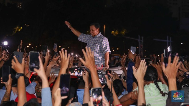 Prabowo Subianto melambaikan tangan ke pendukung saat keluar dari Istora Senayan, Rabu (14/2/2024). (CNBC Indonesia/Faisal Rahman)