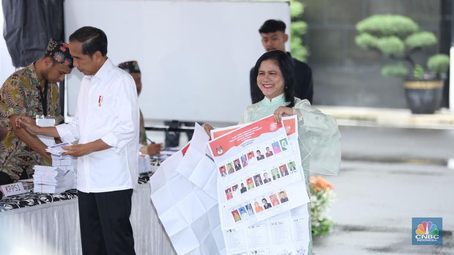 Presiden Joko Widodo (Jokowi) dan Iriana Jokowi melakukan pencoblosan pemilihan umum di (TPS) 10 Kelurahan Gambir, Jakarta Pusat, Rabu (14/2/2024). (CNBC Indonesia/Tri Susilo)