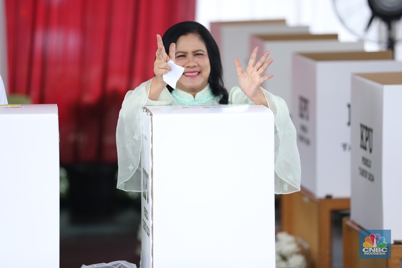 Presiden Joko Widodo (Jokowi) dan Iriana Jokowi melakukan pencoblosan pemilihan umum di (TPS) 10 Kelurahan Gambir, Jakarta Pusat, Rabu (14/2/2024). Presiden Joko Widodo (Jokowi) dan Iriana Jokowi melakukan pencoblosan pemilihan umum di (TPS) 10 Kelurahan Gambir, Jakarta Pusat, Rabu (14/2/2024). (CNBC Indonesia/Tri Susilo)