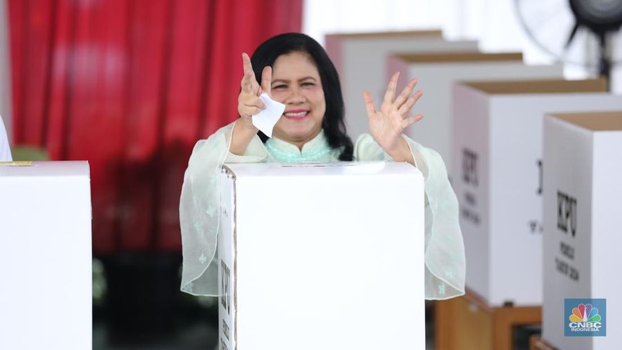 Presiden Joko Widodo (Jokowi) dan Iriana Jokowi melakukan pencoblosan pemilihan umum di (TPS) 10 Kelurahan Gambir, Jakarta Pusat, Rabu (14/2/2024). (CNBC Indonesia/Tri Susilo)