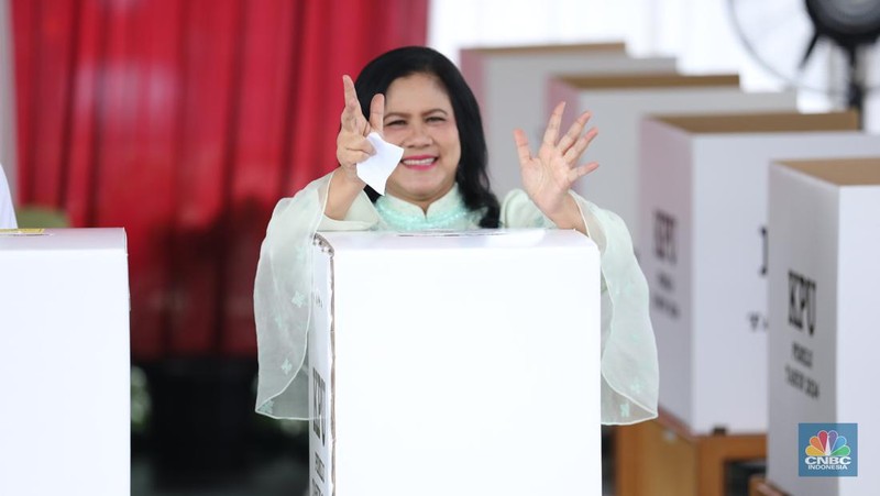 Presiden Joko Widodo (Jokowi) dan Iriana Jokowi melakukan pencoblosan pemilihan umum di (TPS) 10 Kelurahan Gambir, Jakarta Pusat, Rabu (14/2/2024). (CNBC Indonesia/Tri Susilo)
