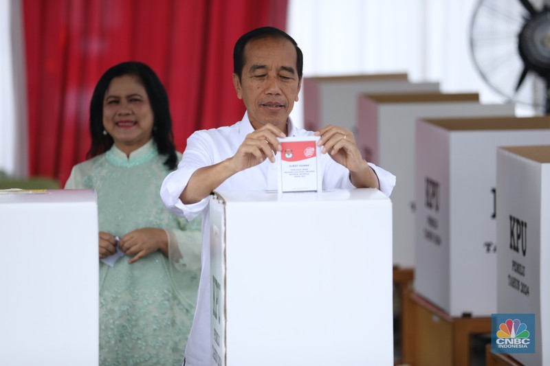 Presiden Joko Widodo (Jokowi) dan Iriana Jokowi melakukan pencoblosan pemilihan umum di (TPS) 10 Kelurahan Gambir, Jakarta Pusat, Rabu (14/2/2024). Presiden Joko Widodo (Jokowi) dan Iriana Jokowi melakukan pencoblosan pemilihan umum di (TPS) 10 Kelurahan Gambir, Jakarta Pusat, Rabu (14/2/2024). (CNBC Indonesia/Tri Susilo)