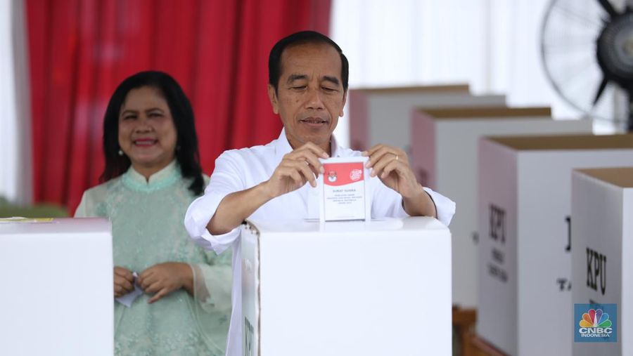 Presiden Joko Widodo (Jokowi) dan Iriana Jokowi melakukan pencoblosan pemilihan umum di (TPS) 10 Kelurahan Gambir, Jakarta Pusat, Rabu (14/2/2024). (CNBC Indonesia/Tri Susilo)