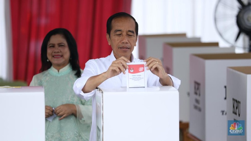 Presiden Joko Widodo (Jokowi) dan Iriana Jokowi melakukan pencoblosan pemilihan umum di (TPS) 10 Kelurahan Gambir, Jakarta Pusat, Rabu (14/2/2024). (CNBC Indonesia/Tri Susilo)