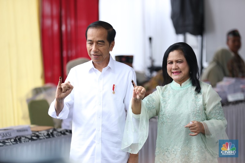 Presiden Joko Widodo (Jokowi) dan Iriana Jokowi melakukan pencoblosan pemilihan umum di (TPS) 10 Kelurahan Gambir, Jakarta Pusat, Rabu (14/2/2024). (CNBC Indonesia/Tri Susilo)