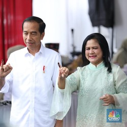 Momen Mesra Jokowi dan Iriana Datang ke TPS Nyoblos Pemilu 2024