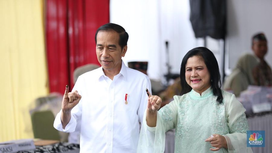 Presiden Joko Widodo (Jokowi) dan Iriana Jokowi melakukan pencoblosan pemilihan umum di (TPS) 10 Kelurahan Gambir, Jakarta Pusat, Rabu (14/2/2024). (CNBC Indonesia/Tri Susilo)