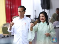 Momen Mesra Jokowi dan Iriana Datang ke TPS Nyoblos Pemilu 2024