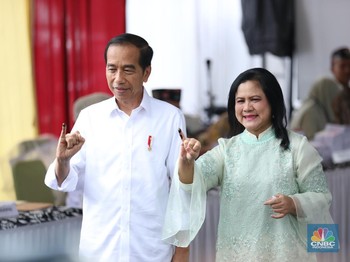 Momen Mesra Jokowi dan Iriana Datang ke TPS Nyoblos Pemilu 2024