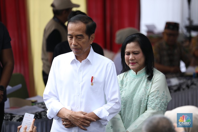Presiden Joko Widodo (Jokowi) dan Iriana Jokowi melakukan pencoblosan pemilihan umum di (TPS) 10 Kelurahan Gambir, Jakarta Pusat, Rabu (14/2/2024). Presiden Joko Widodo (Jokowi) dan Iriana Jokowi melakukan pencoblosan pemilihan umum di (TPS) 10 Kelurahan Gambir, Jakarta Pusat, Rabu (14/2/2024). (CNBC Indonesia/Tri Susilo)