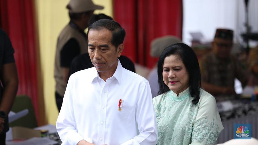 Presiden Joko Widodo (Jokowi) dan Iriana Jokowi melakukan pencoblosan pemilihan umum di (TPS) 10 Kelurahan Gambir, Jakarta Pusat, Rabu (14/2/2024). (CNBC Indonesia/Tri Susilo)
