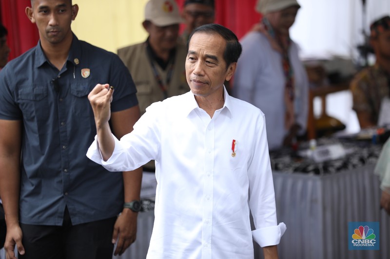 Presiden Joko Widodo (Jokowi) dan Iriana Jokowi melakukan pencoblosan pemilihan umum di (TPS) 10 Kelurahan Gambir, Jakarta Pusat, Rabu (14/2/2024). Presiden Joko Widodo (Jokowi) dan Iriana Jokowi melakukan pencoblosan pemilihan umum di (TPS) 10 Kelurahan Gambir, Jakarta Pusat, Rabu (14/2/2024). (CNBC Indonesia/Tri Susilo)