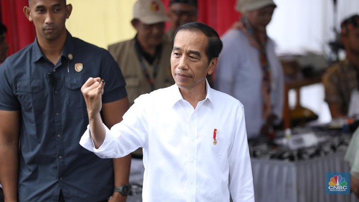 Presiden Joko Widodo (Jokowi) dan Iriana Jokowi melakukan pencoblosan pemilihan umum di (TPS) 10 Kelurahan Gambir, Jakarta Pusat, Rabu (14/2/2024). (CNBC Indonesia/Tri Susilo)