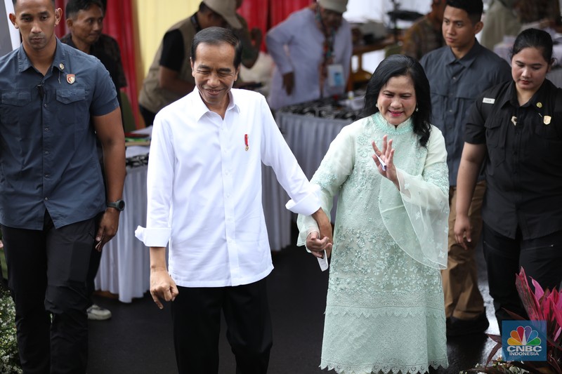 Presiden Joko Widodo (Jokowi) dan Iriana Jokowi melakukan pencoblosan pemilihan umum di (TPS) 10 Kelurahan Gambir, Jakarta Pusat, Rabu (14/2/2024). Presiden Joko Widodo (Jokowi) dan Iriana Jokowi melakukan pencoblosan pemilihan umum di (TPS) 10 Kelurahan Gambir, Jakarta Pusat, Rabu (14/2/2024). (CNBC Indonesia/Tri Susilo)