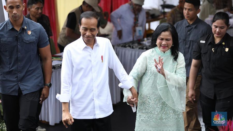 Presiden Joko Widodo (Jokowi) dan Iriana Jokowi melakukan pencoblosan pemilihan umum di (TPS) 10 Kelurahan Gambir, Jakarta Pusat, Rabu (14/2/2024). (CNBC Indonesia/Tri Susilo)