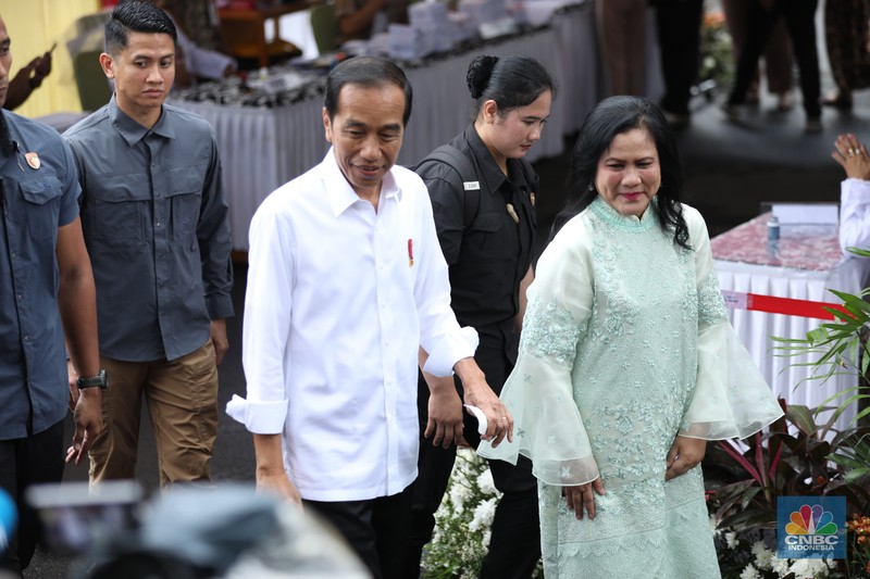 Presiden Joko Widodo (Jokowi) dan Iriana Jokowi melakukan pencoblosan pemilihan umum di (TPS) 10 Kelurahan Gambir, Jakarta Pusat, Rabu (14/2/2024). Presiden Joko Widodo (Jokowi) dan Iriana Jokowi melakukan pencoblosan pemilihan umum di (TPS) 10 Kelurahan Gambir, Jakarta Pusat, Rabu (14/2/2024). (CNBC Indonesia/Tri Susilo)