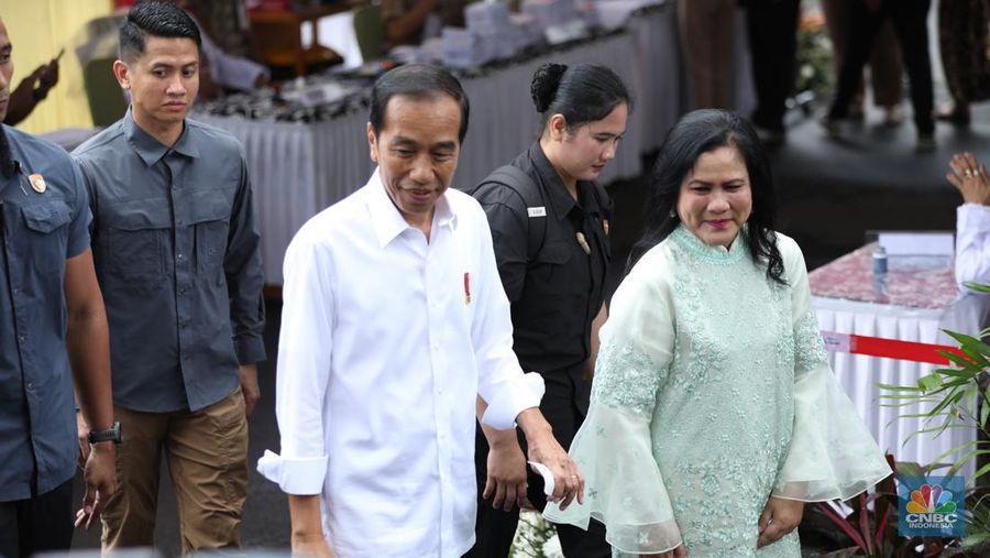 Presiden Joko Widodo (Jokowi) dan Iriana Jokowi melakukan pencoblosan pemilihan umum di (TPS) 10 Kelurahan Gambir, Jakarta Pusat, Rabu (14/2/2024). (CNBC Indonesia/Tri Susilo)