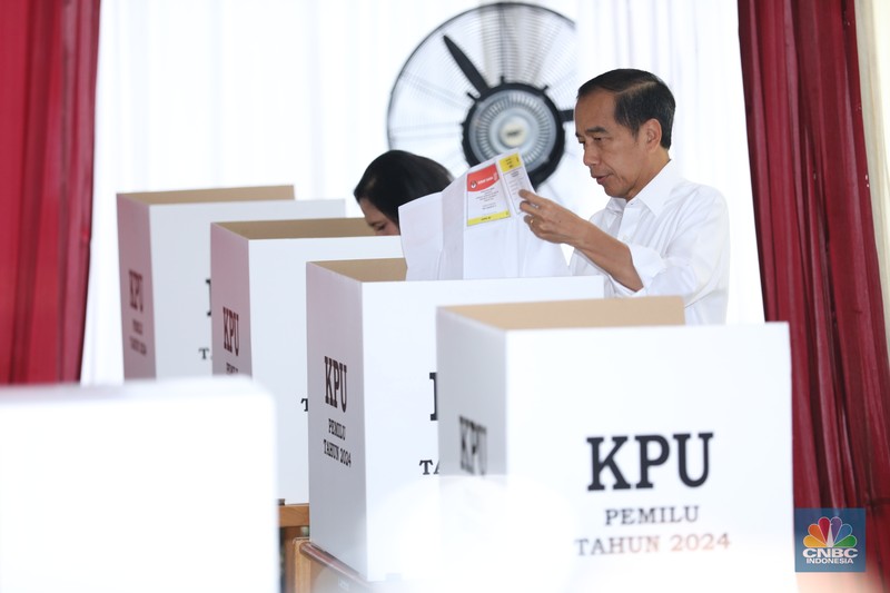 Presiden Joko Widodo (Jokowi) dan Iriana Jokowi melakukan pencoblosan pemilihan umum di (TPS) 10 Kelurahan Gambir, Jakarta Pusat, Rabu (14/2/2024). Presiden Joko Widodo (Jokowi) dan Iriana Jokowi melakukan pencoblosan pemilihan umum di (TPS) 10 Kelurahan Gambir, Jakarta Pusat, Rabu (14/2/2024). (CNBC Indonesia/Tri Susilo)