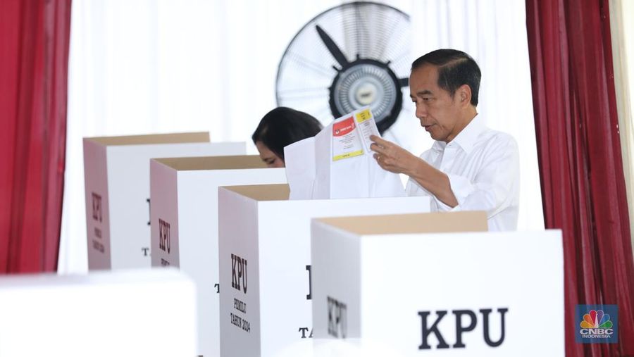 Presiden Joko Widodo (Jokowi) dan Iriana Jokowi melakukan pencoblosan pemilihan umum di (TPS) 10 Kelurahan Gambir, Jakarta Pusat, Rabu (14/2/2024). (CNBC Indonesia/Tri Susilo)