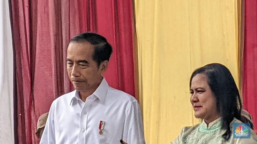 Presiden Jokowi dan Iriana nyoblos di TPS 10 Kelurahan Gambir. (CNBC Indonesia/Emir Yanwardhana)