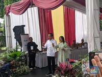 Usai Nyoblos di TPS 10, Jokowi & Iriana Pamer Kelingking Bertinta