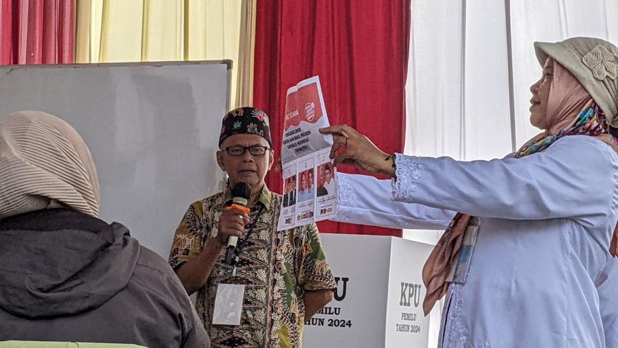 Proses perhitungan suara di TPS 10 Kelurahan Gambir, Jakarta