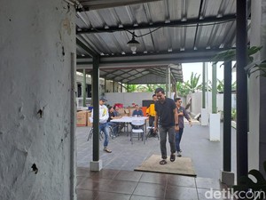 Kecewa Asmi dan Emi Tak Bisa Nyoblos di Pemilu 2024