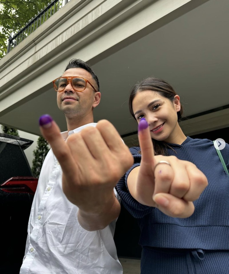 Raffi Ahmad dan Nagita Slavina nyoblos pemilu 2024. (Tangkapan layar Instagram @raffinagita1717)