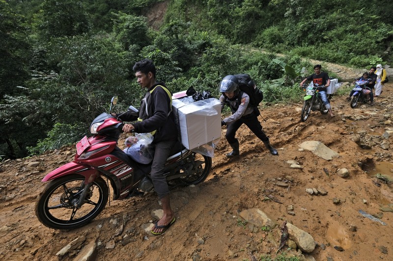 Warga suku Baduy membawa kotak suara untuk didistribusikan ke TPS menjelang pemilu 14 Februari, di desa Kanekes, Banten, Selasa, 13 Februari 2024. Warga suku Baduy membawa kotak suara untuk didistribusikan ke TPS menjelang pemilu 14 Februari, di desa Kanekes, Banten, Selasa, 13 Februari 2024. (AP Photo/Rangga Firmansyah)