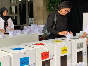 Sri Mulyani Angkat Jari Usai Nyoblos, Nomor Berapa?