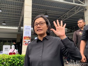 Kala Sri Mulyani Angkat Lima Jari Usai Nyoblos