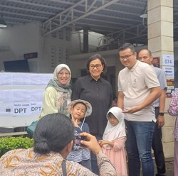 Dikepung Warga di TPS, Sri Mulyani Banjir Permintaan Selfie