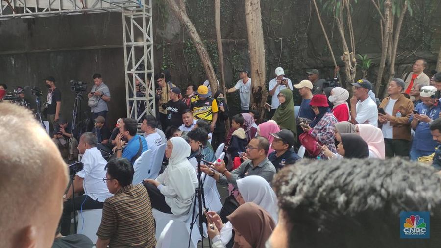 Suasana nonton bareng Quick Count Timnas AMIN di Jl.Diponegoro, Jakarta, Rabu (14/02/2024).  (CNBC Indonesia/Verda Nano Setiawan)