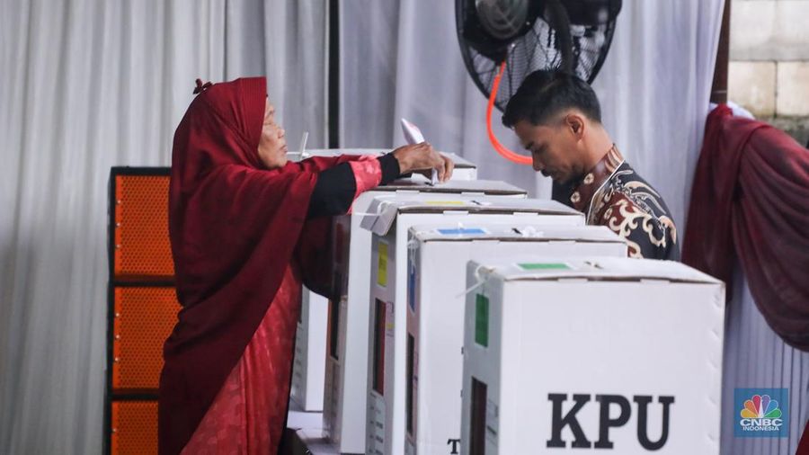 Suasana tempat pemungutan suara (TPS) 033 Bojong Koneng, Sentul, Jawa Barat (14/2/2024).  (CNBC Indonesia/Faisal Rahman)