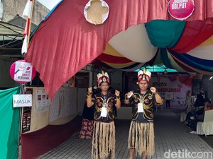 Warna-warni TPS di Banjarsari, Tema Valentine-KPPS Berpakaian Adat Papua