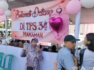 Romantisnya Tema Valentine di TPS Gibran, Petugas Bagikan Cokelat