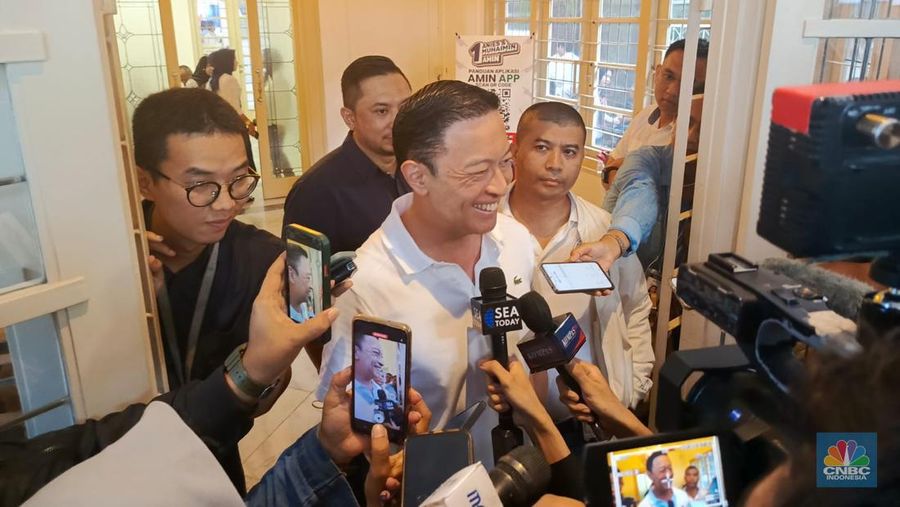 Tom Lembong keluar dari rumah pemenangan AMIN Diponegoro 10. (CNBC Indonesia/Rosseno Aji Nugroho)