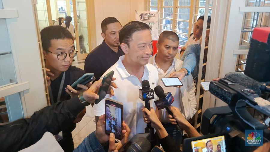 Tom Lembong keluar dari rumah pemenangan AMIN Diponegoro 10. (²©²ÊÍøÕ¾/Rosseno Aji Nugroho)