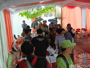 TPS 11 Lempongsari Tempat Ganjar Nyoblos Masih Hujan Deras