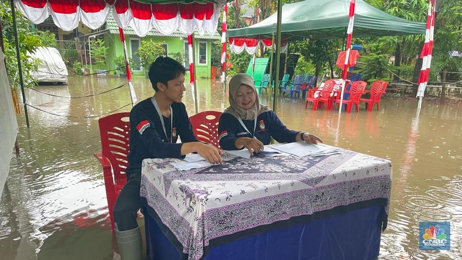 TPS-122, Kel. Sukapura, Kec. Cilincing (Jakarta Utara) diundur 30 menit untuk dipindahkan akibat banjir. (CNBC Indonesia/Fitriyah Said)