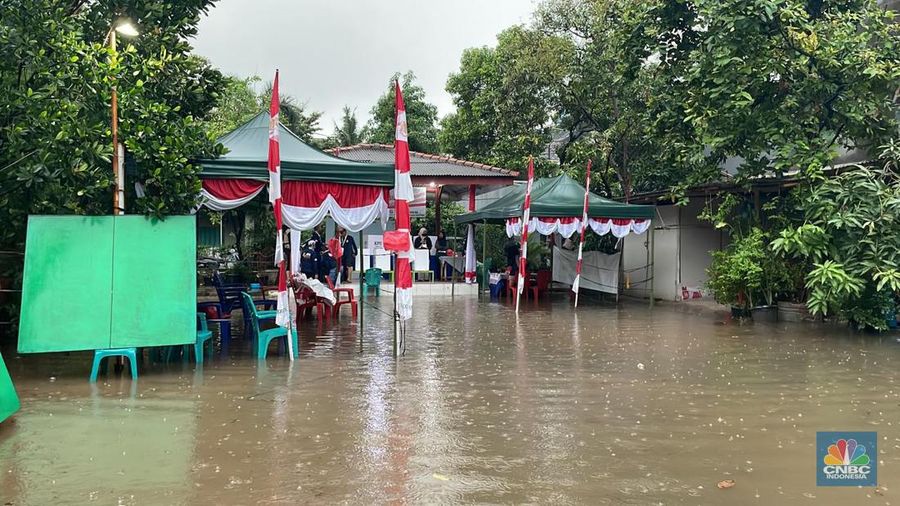 TPS-122, Kel. Sukapura, Kec. Cilincing (Jakarta Utara) diundur 30 menit untuk dipindahkan karena terendam banjir. (CNBC Indonesia/Fitriyah Said)