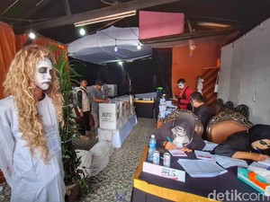 Hiii! Ada TPS Angker di Bandung, Pemilih Dilayani Pocong-Suster Ngesot
