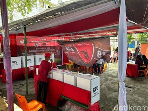 TPS di Parepare Usung Konsep Sepakbola, KPPS Kompak Pakai Jersey PSM Makassar