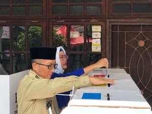 Wali Kota Padang dan Keluarga Nyoblos di TPS 08 Ulak Karang Utara