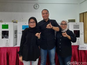 Kompak Pakai Kemeja Hitam, Walkot Eri Nyoblos Bareng Istri-Anak di TPS 35